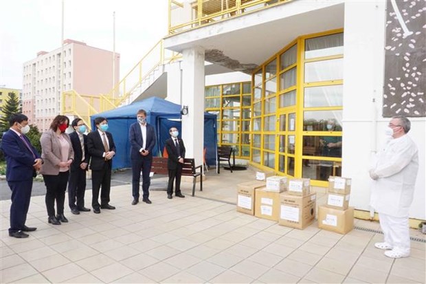 Vietnamese in Czech Republic present medical supplies to local people