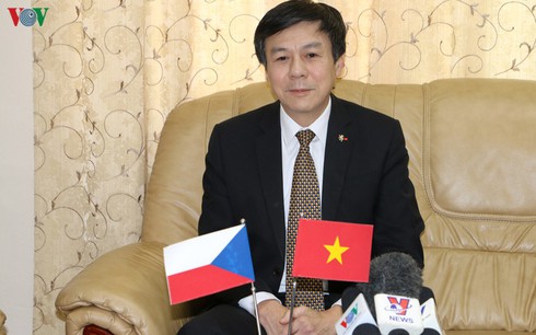 Czech PM hails efforts of Vietnamese community in fighting epidemic