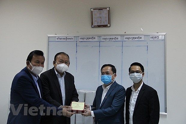Vietnamese businesses in Cambodia support host country to fight COVID-19