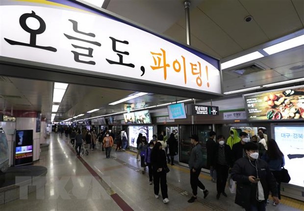 Friendship Association presents face masks to Vietnamese community in RoK