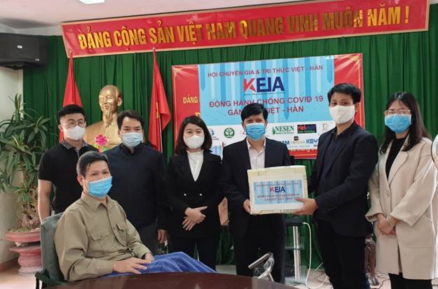 Presenting medical equipment to Thuan Thanh War-Invalids Nursing Center