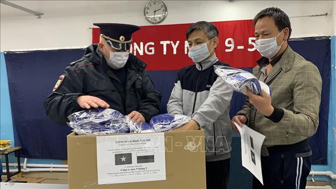 Vietnamese people in Russia present face masks to local residents