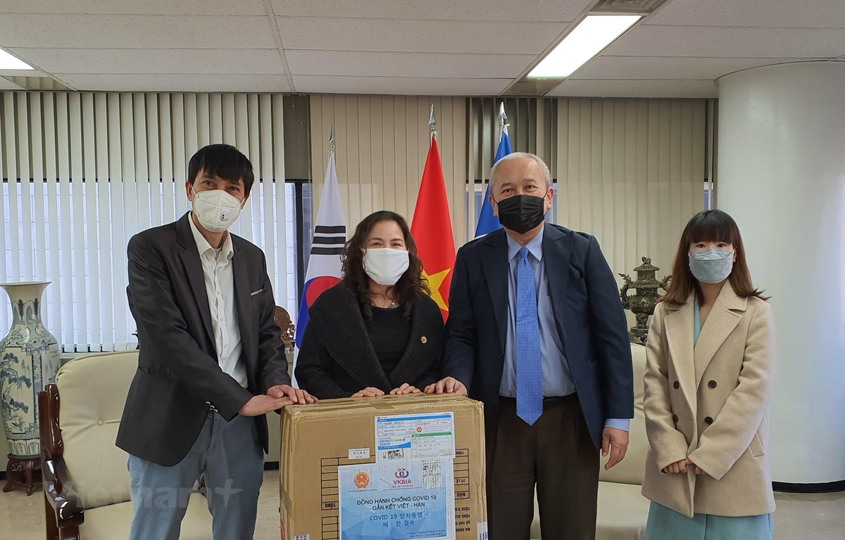 Meaningful gift presented to Vietnamese community in RoK amid COVID-19 outbreak
