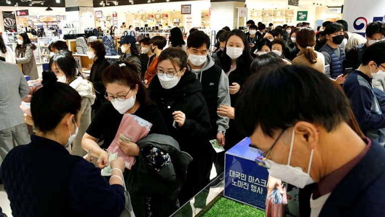 RoK supplies medical face masks to Vietnamese employees