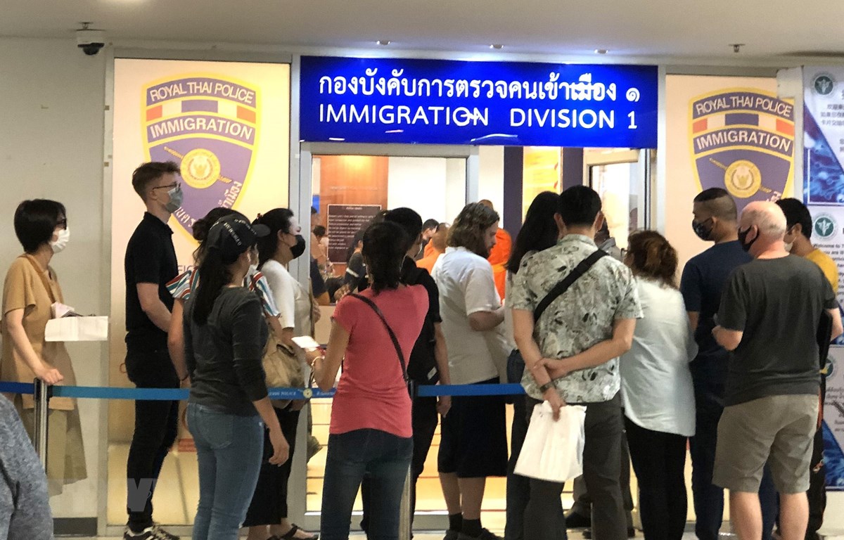 Embassy in Thailand assists Vietnamese citizens affected by COVID-19