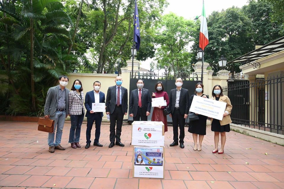 41,500 face masks presented to Italy