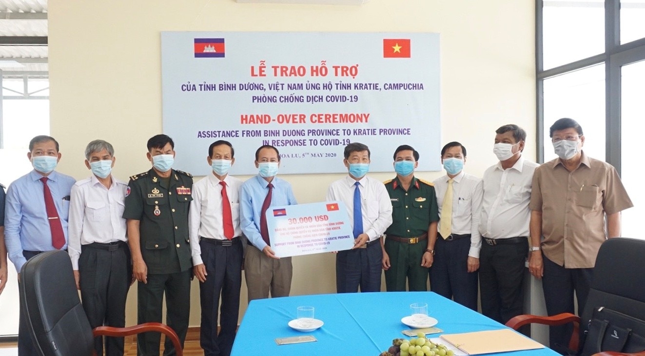 Vietnamese province presents over VND1 billion to Cambodian locality’s COVID-19 fight