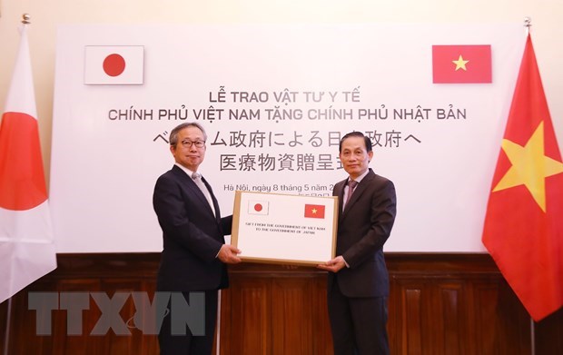Vietnam presents medical supplies to Japan