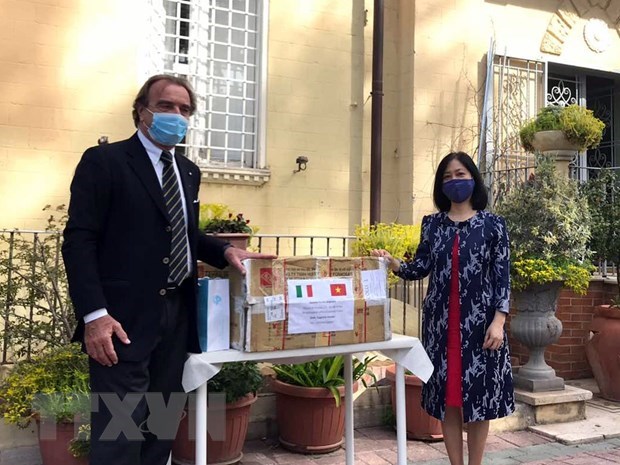Vietnam joins hands with Italy in combating COVID-19