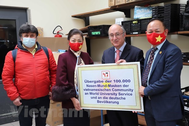 COVID-19 100,000 masks presented to 16 German states