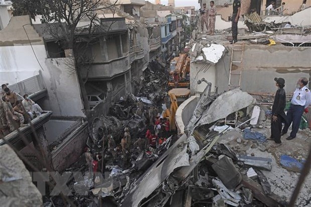 At least 76 dead in Pakistan plane crash