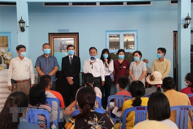 Vietnamese nationals in Cambodia receive gifts amidst COVID-19