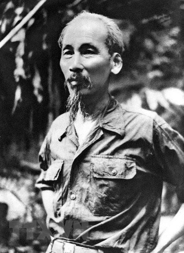 President Ho Chi Minh praised in Vietnam and foreign countries