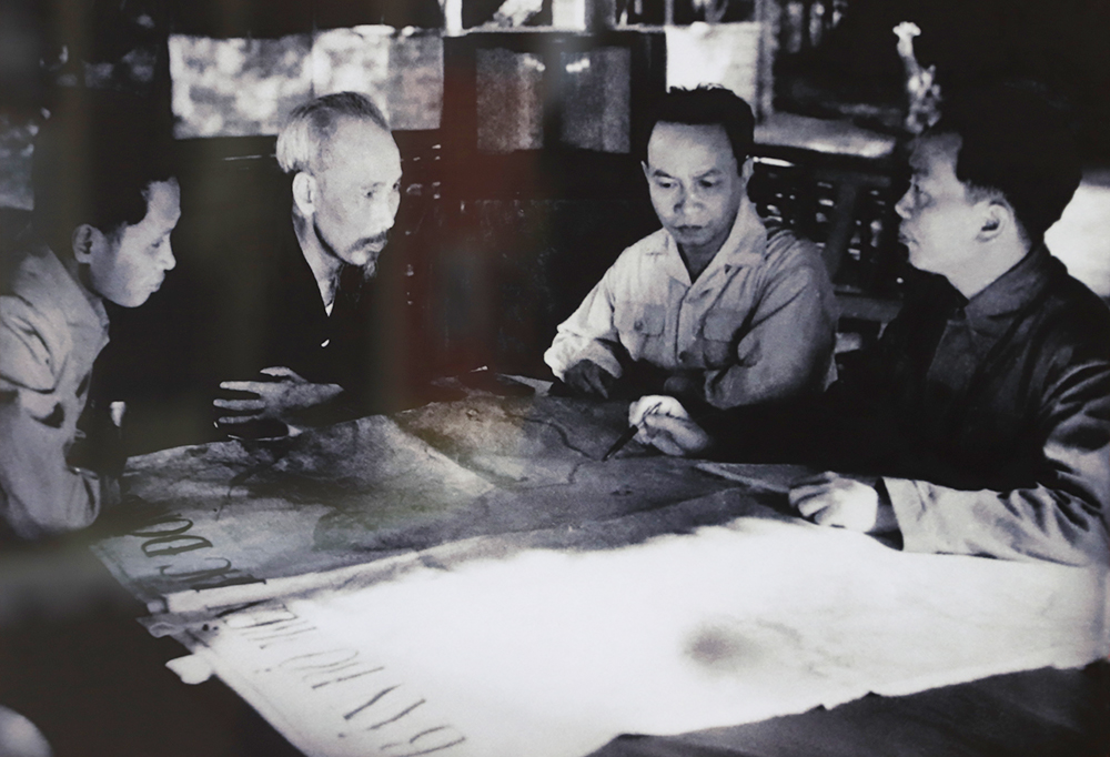 Over 200 photos and objects on President Ho Chi Minh on display in Hanoi
