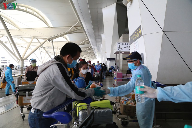 Stranded Vietnamese citizens enjoy safe return home from India