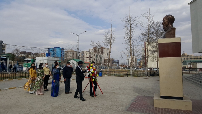Vietnamese Embassy in Mongolia offers flowers to commemorate President Ho Chi Minh