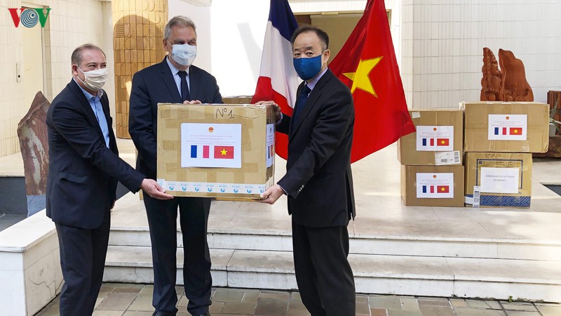 Vietnamese Embassy presents face masks to French friends