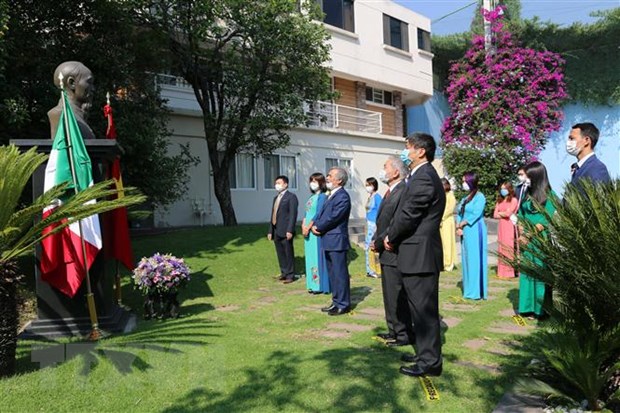 Vietnamese Embassy in Mexico offers flowers to President Ho Chi Minh