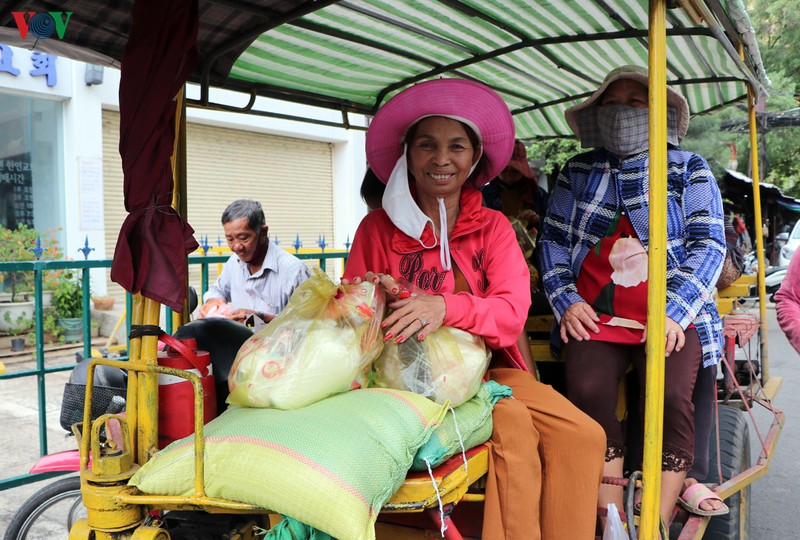 Vietnamese in Cambodia supports each other to overcome difficulty in COVID-19