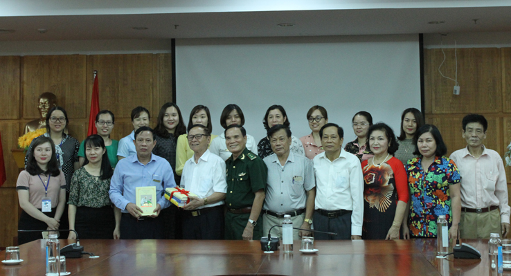 Quang Ninh provincial Library presented poem collection about Uncle Ho