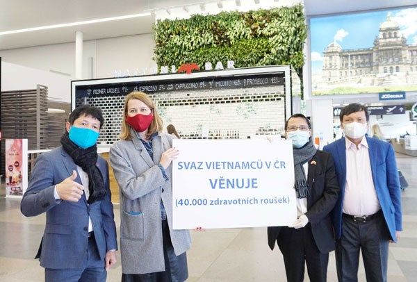 Czech people are touched before Vietnamese community’s good deed in fight against COVID-19