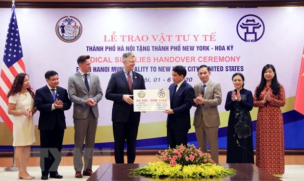 Hanoi presents medical supplies to New York