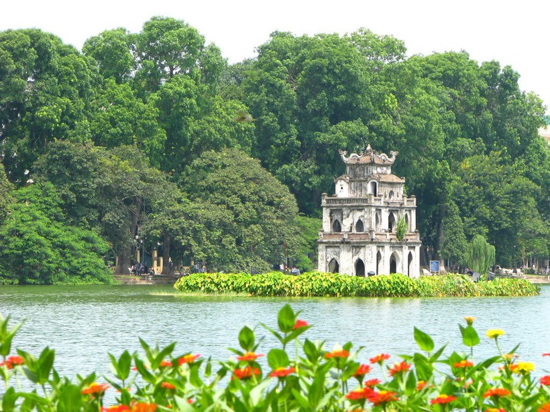 Beauty of Vietnamese lakes attracts tourists