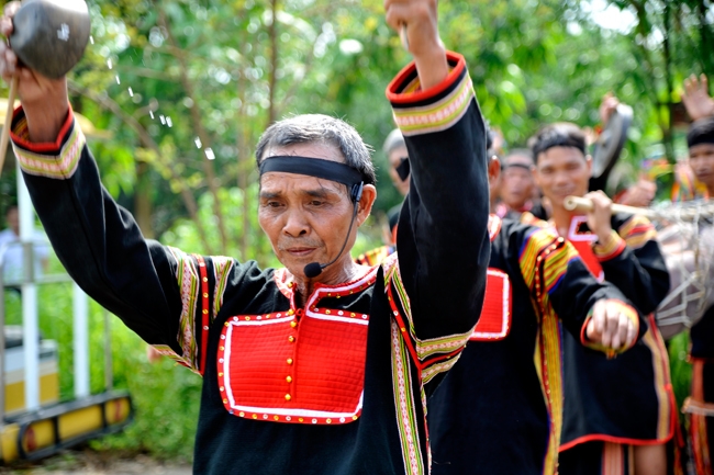 Jrai ethnic people re-enact customs of moving to new Rong house