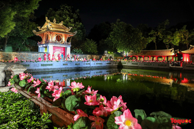 Over 1,000 Ao dai in show at Temple of Literature