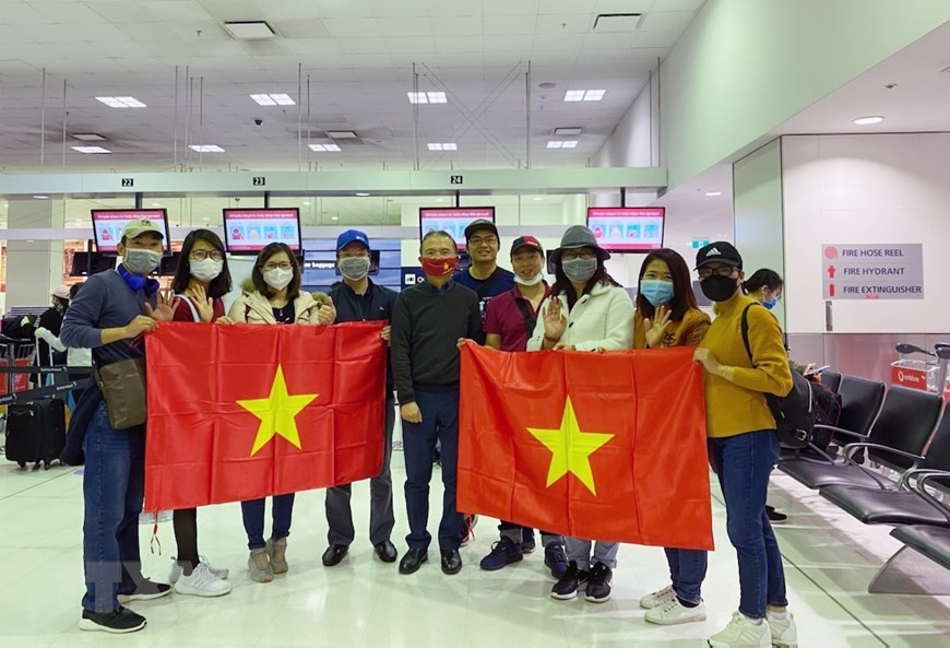 Vietnamese citizens in Australia, New Zealand return home