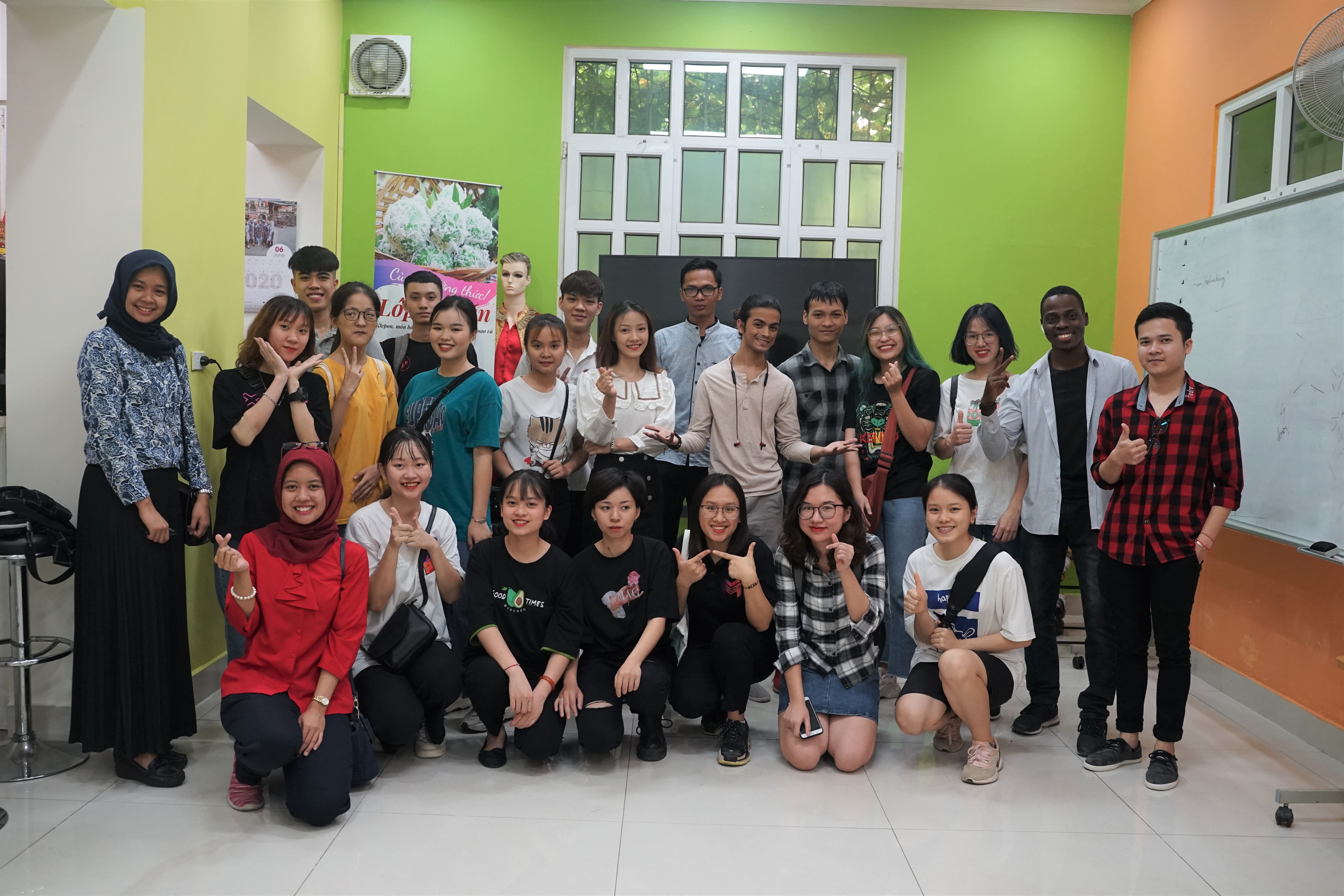 Vietnamese and foreign students participated in klepon cooking class at Umah Indonesia