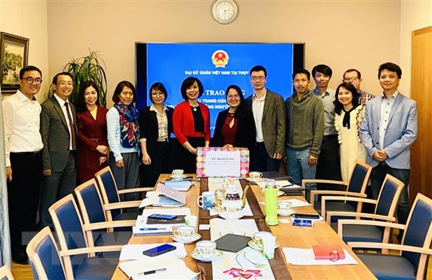 Overseas Vietnamese in Switzerland presented face masks amid COVID-19