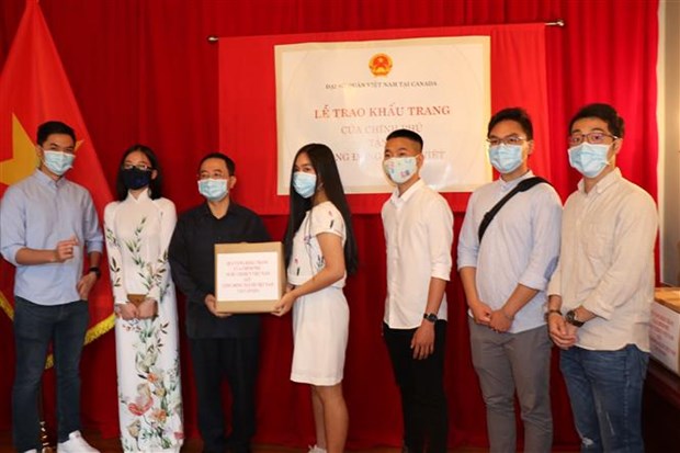 Face masks presented to overseas Vietnamese in Canada to prevent COVID-19