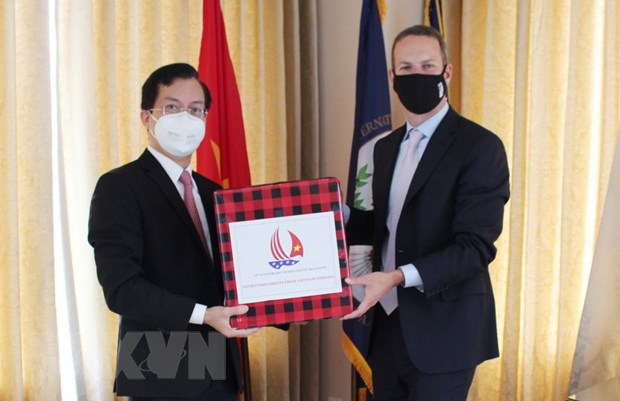 Vietnamese Embassy in US presents face masks to DFC