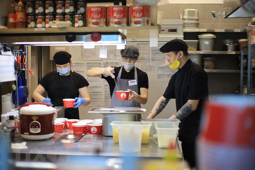 Vietnamese in Russia provide free meals for Russian doctors