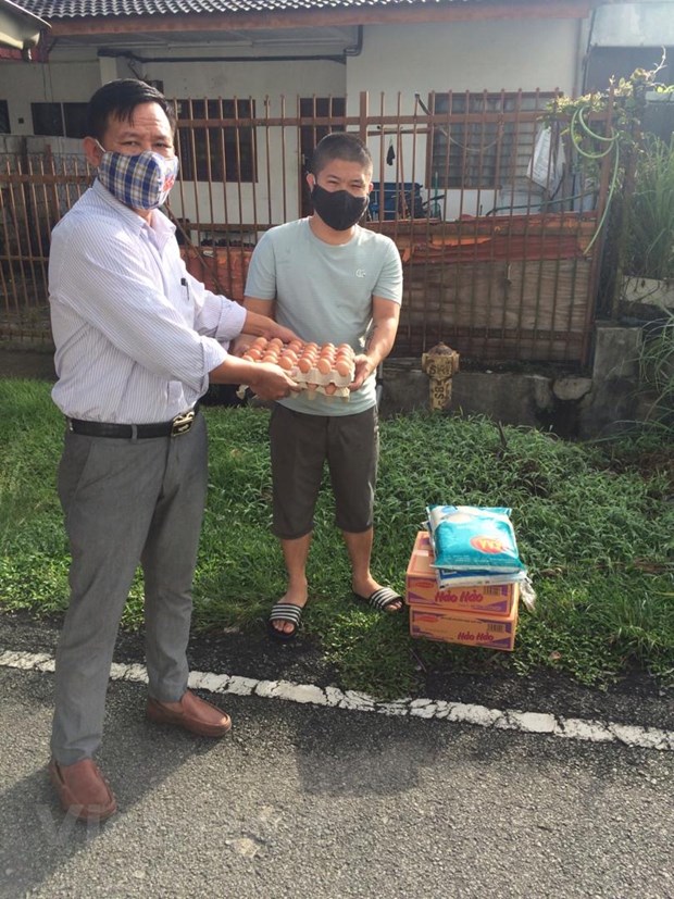 Vietnamese people in Malaysia help each other amid COVID-19
