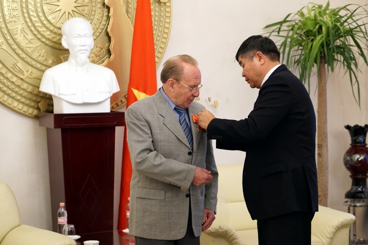 German journalist presented Vietnam’s Friendship Medal