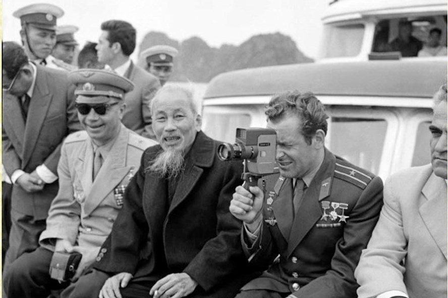 Images of Uncle Ho and hero pilot Titov visiting Ha Long Bay
