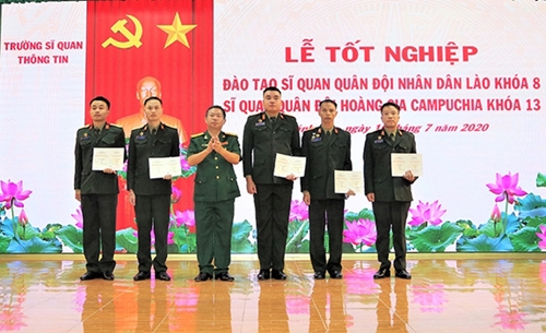 Vietnamese university presents graduation degree to Lao and Cambodia officers