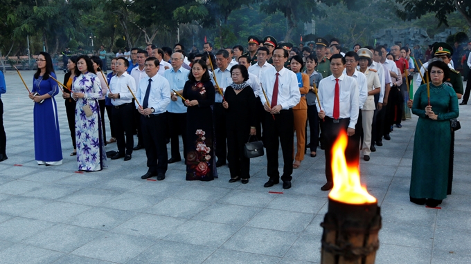 Candle lighting to commemorate fallen soldiers at Hang Duong Cemetery