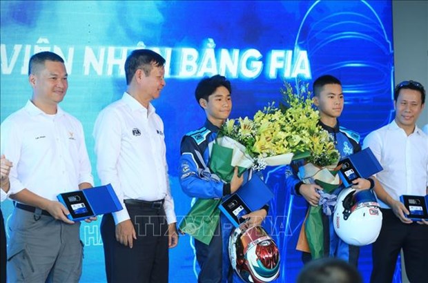 32 Vietnamese racing drivers receive licences