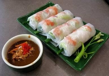 Fresh Vietnamese spring rolls honoured by foreign media