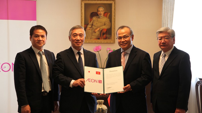 Japanese group presents aid to Vietnamese students impacted by COVID-19