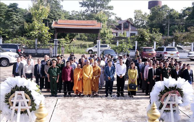 Overseas Vietnamese in Laos offer incense to commemorate war invalids and martyrs