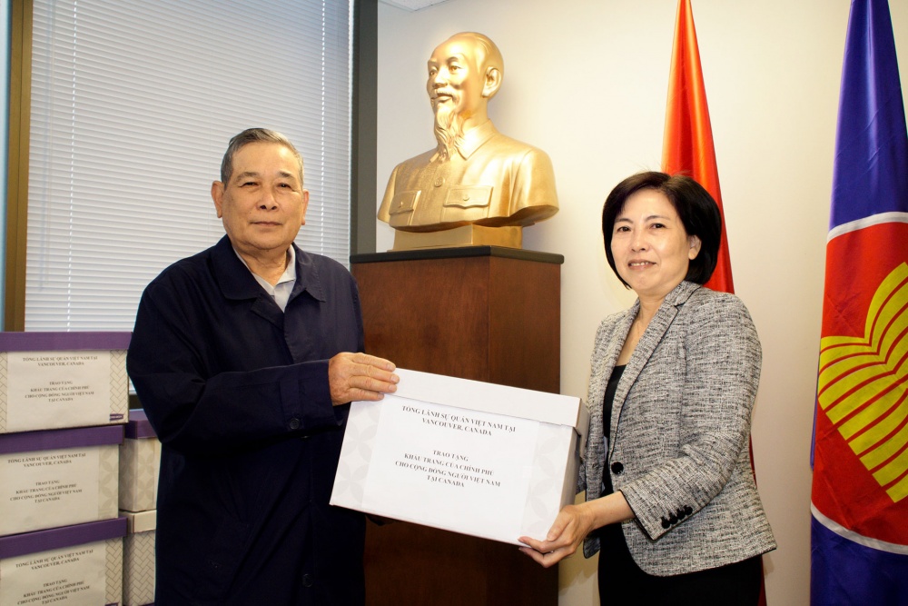 Overseas Vietnamese in Western Canada presented face masks
