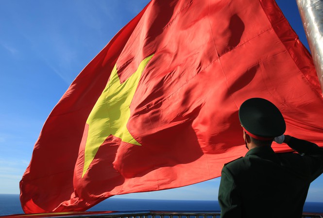Flag raising ceremony takes place at highest peak of Ly Son island