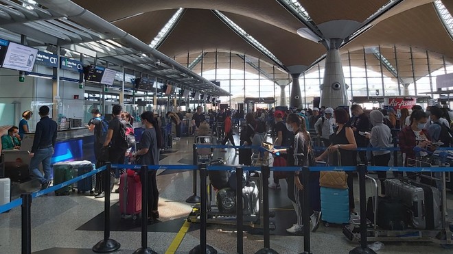 Over 300 Vietnamese citizens fly home from Malaysia