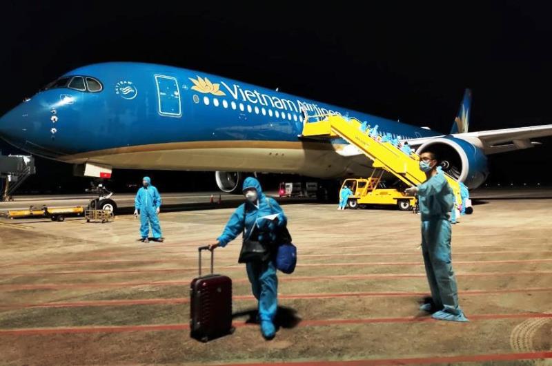 Over 280 Vietnamese citizens return home from US