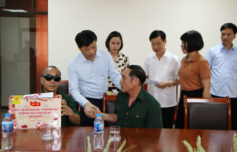 Deputy Chairman of Bac Ninh province presents gift to revolutionary contributors