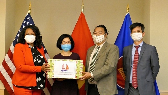 Vietnamese Embassy presents face masks to Washington DC